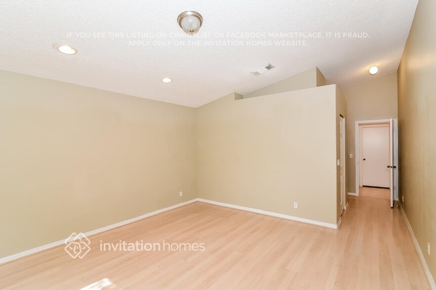 Building Photo - 5027 SW 35th Way