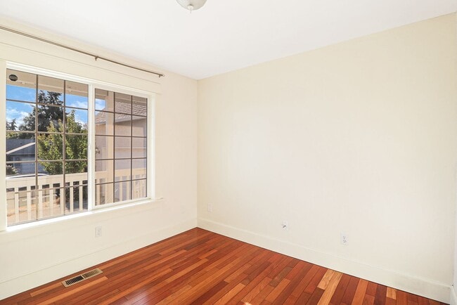 Building Photo - 3 Bed 2 Bath - Bonus Room - Groups - Pet F...