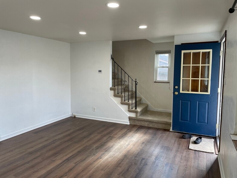 Building Photo - 206 Whipple St