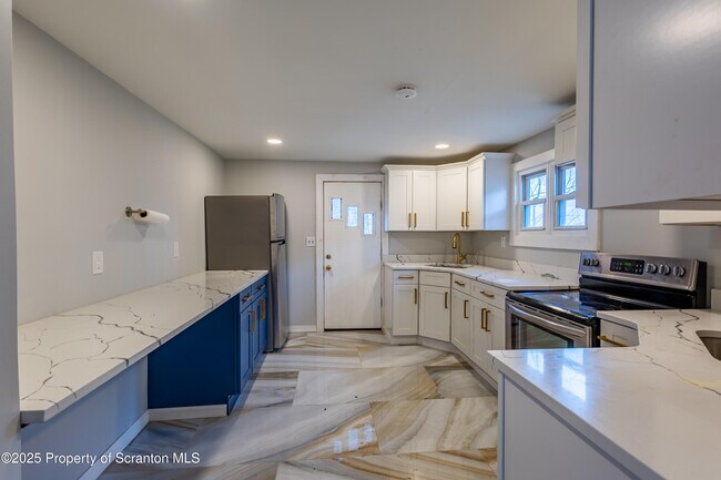 Building Photo - 601 Clay Ave