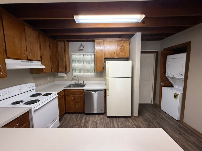 Building Photo - 2 story townhome bear CASCADES PARK w/ W/D