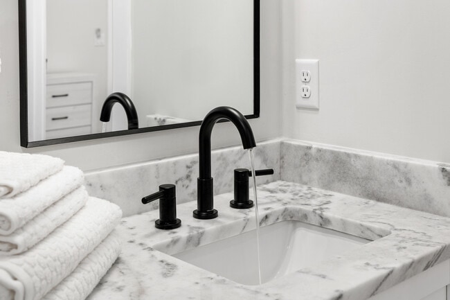 Building Photo - 1906 W Cherry St