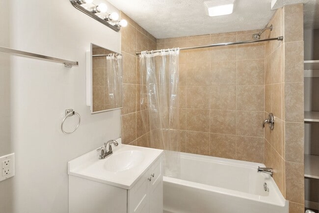 Building Photo - Available now!  517 S. 35th St.  4 Bedroom, 2 Bath Great Midtown location, 1 car garage.