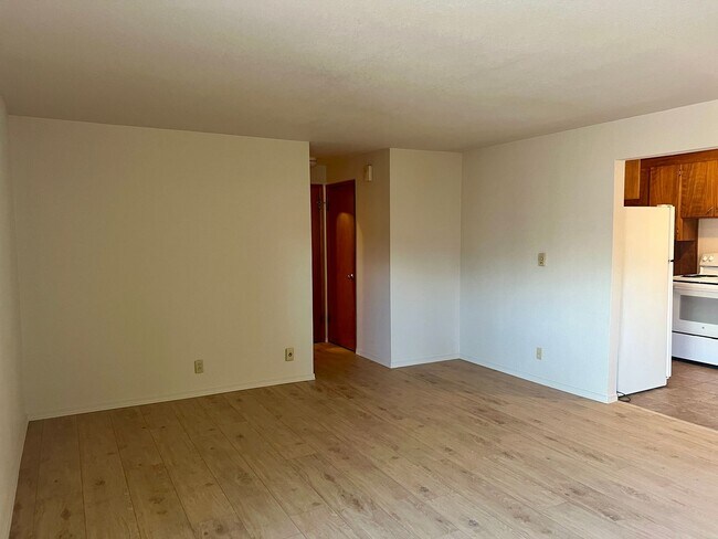 Building Photo - Cozy Ballard studio with charming kitchen & dining nook! Brand new LVP floors!