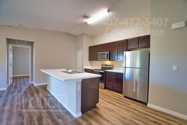 Building Photo - 121 Parish Dr