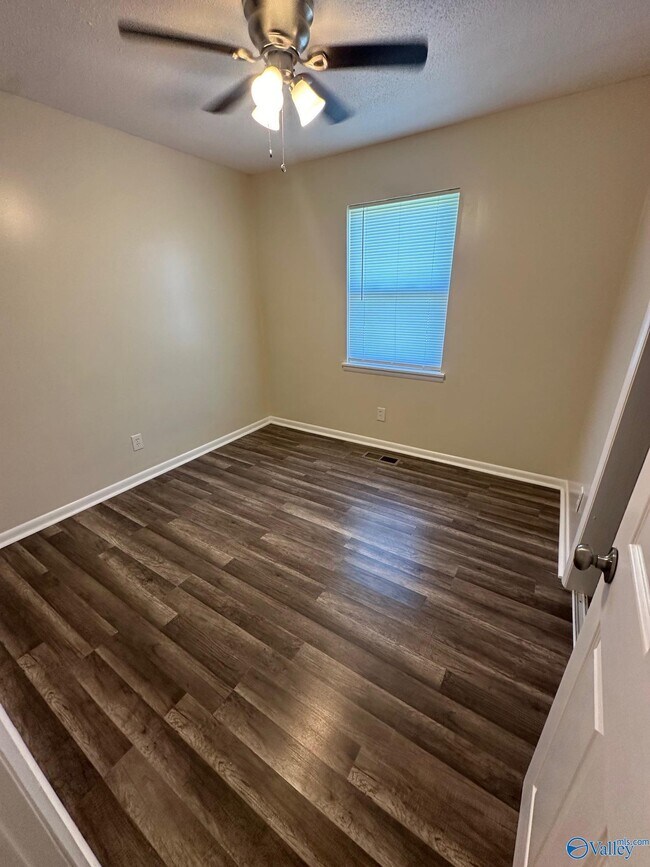 Building Photo - 120 Draper Dr