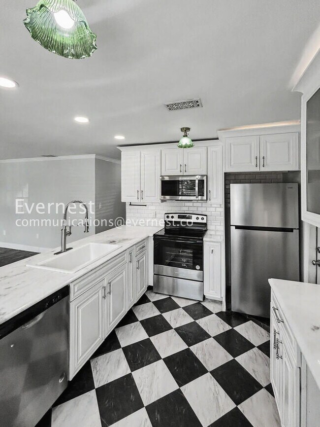 Building Photo - 1885 Shore Acres Blvd NE