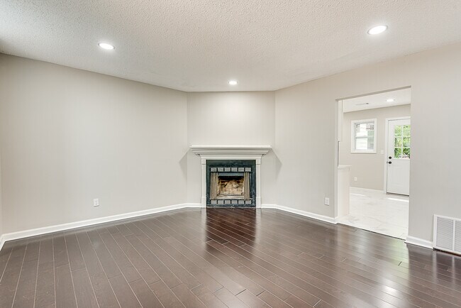 Building Photo - 4110 Bowers Pointe Dr SW