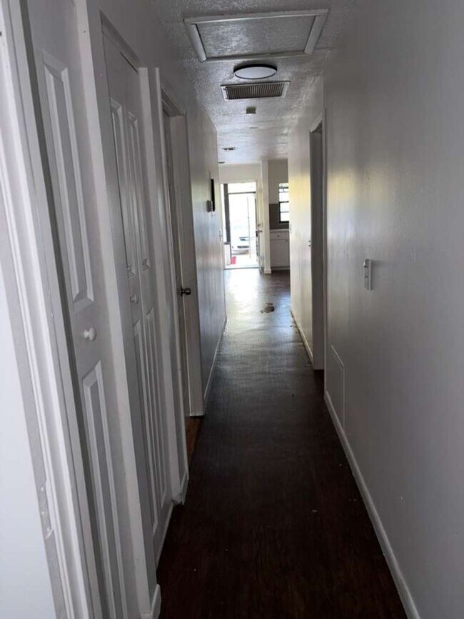 Building Photo - 1206 E 99th Ave