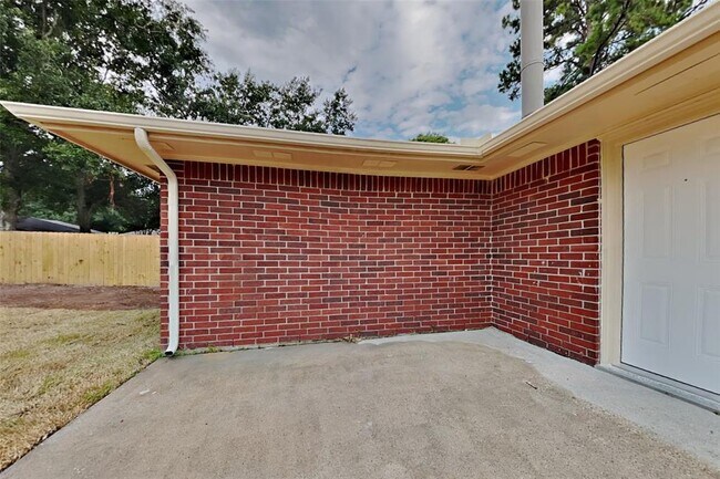 Building Photo - 2602 Clear Ridge Dr