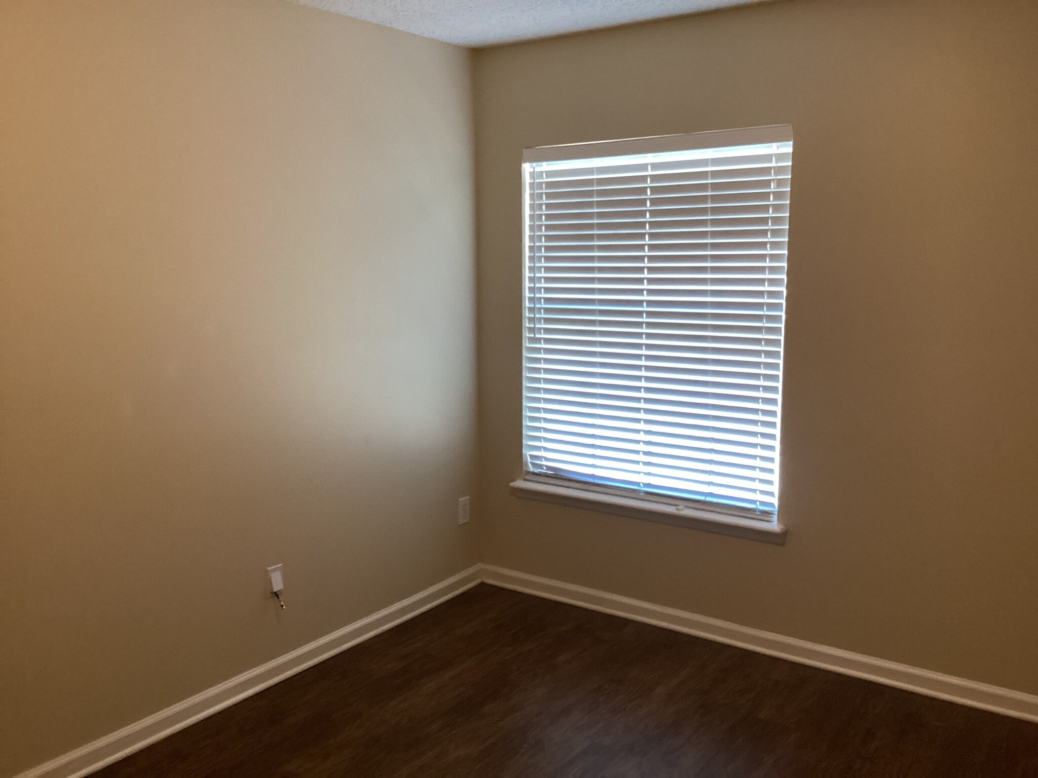 Building Photo - 468 Hillside Dr