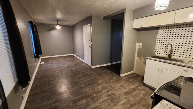 Building Photo - Perfect Home