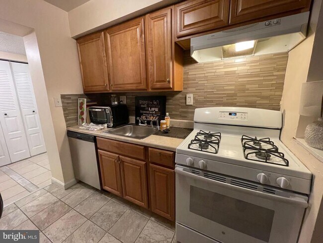 Building Photo - 6 Longstream Ct