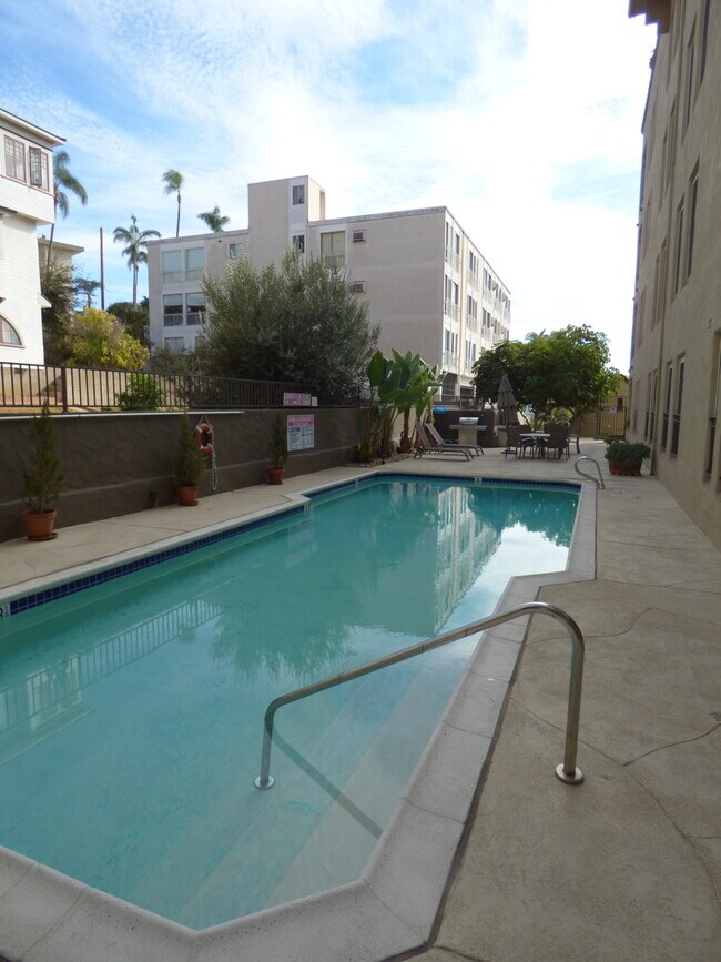 Building Photo - Spacious 2 Bedroom 2 Bath Condo in Bankers...