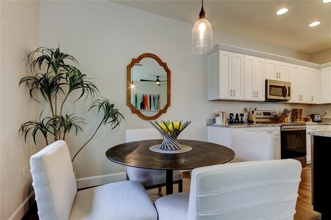 Building Photo - 204 N Manhattan Ave