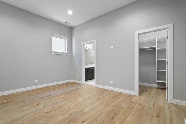 Building Photo - 2528 W Addison St