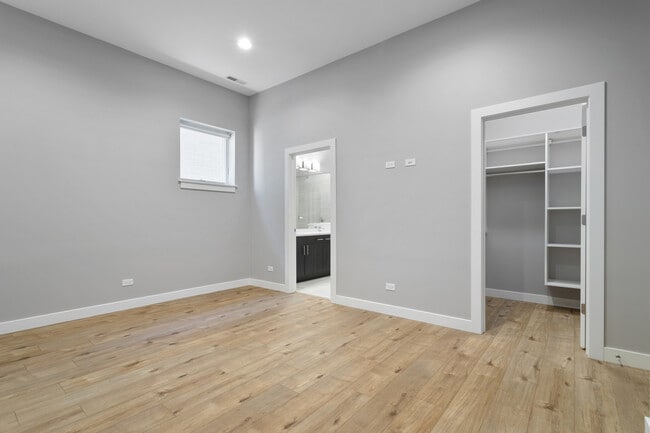 Building Photo - 2532 W Addison St