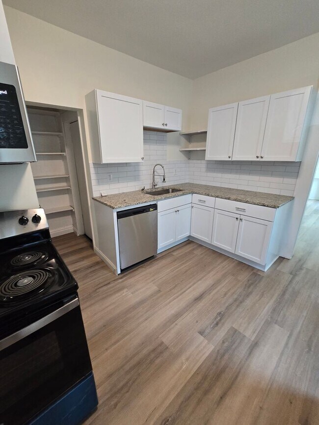 Building Photo - 2 BEDROOM SINGLE FAMILY HOME
