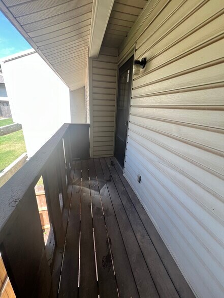 Building Photo - 825 Red Bird Ln