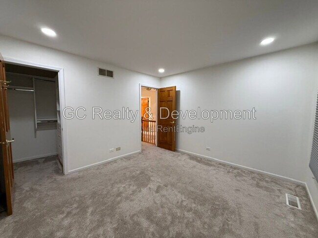 Building Photo - 882 Clarendon Ln