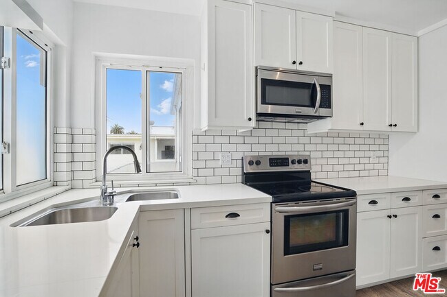 Building Photo - 930 3rd St
