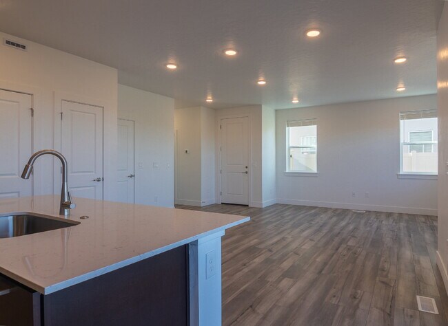 Building Photo - "READY NOW! 3-Bed PLUS Office-Townhouse Retreat in Eagle, ID – Spacious Living with 2.5 Baths!"