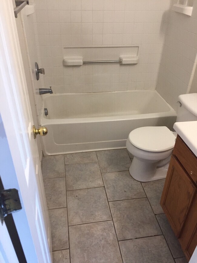 Building Photo - Del Valle Home