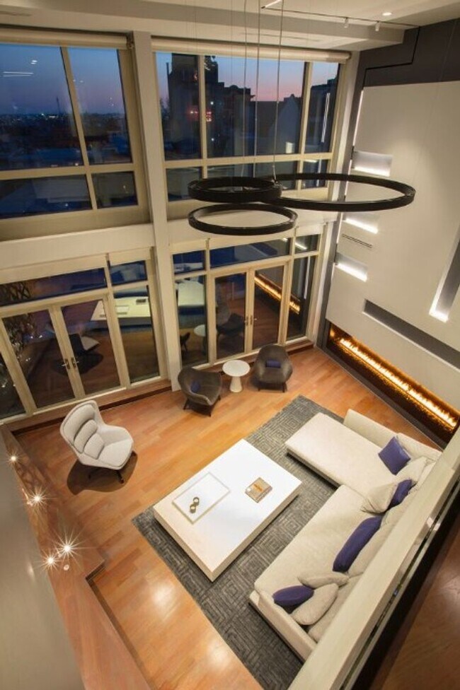 Building Photo - Stunning Views from this Spectacular and Stylish Penthouse in heart of Adams Morgan with PARKING.