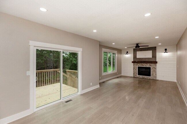 Building Photo - THOUGHTFULLY UPDATED!! 4 Bedroom, 3 Bathroom Home in Urbandale!