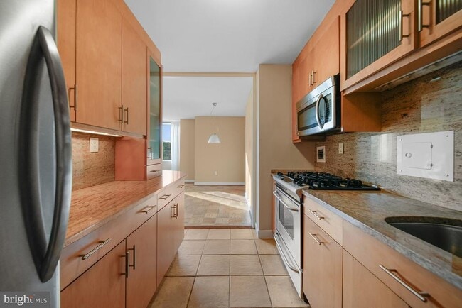 Building Photo - 6641 Wakefield Dr