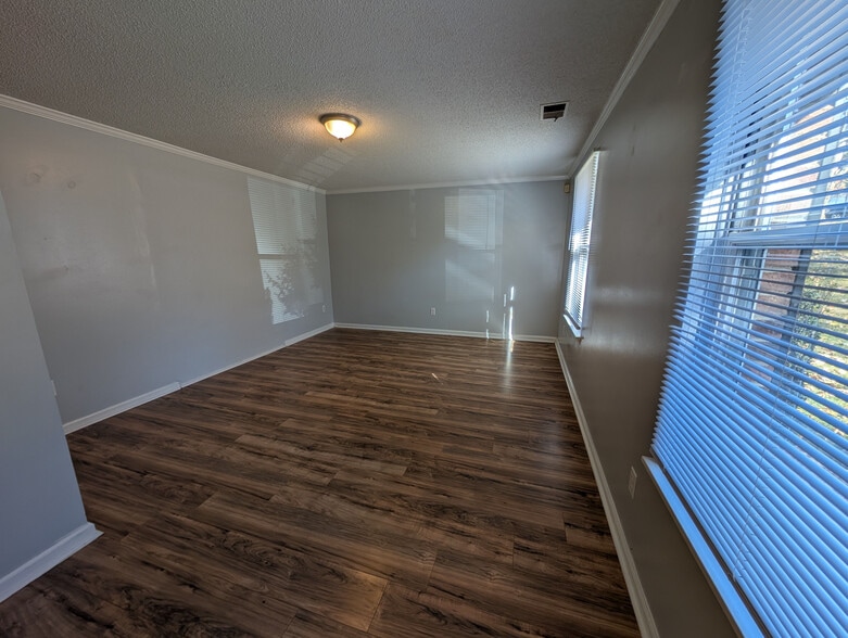 Building Photo - Room in House on Flint Glenn Ln