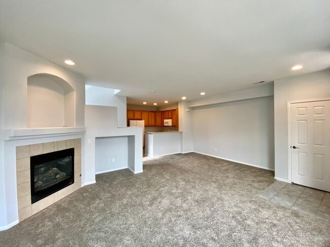 Building Photo - Fantastic Highlands Ranch Townhome - 3bed, 2.5 bath - End Unit