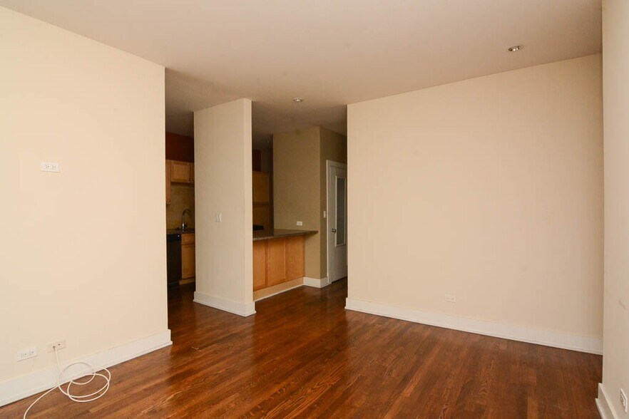 Building Photo - 726 W Addison St