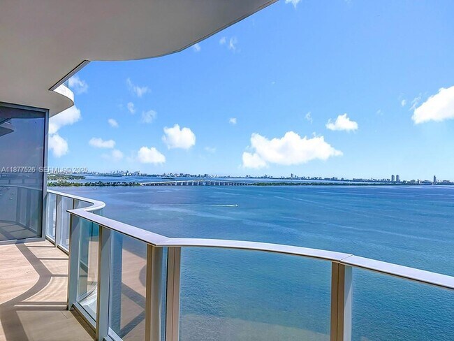 Building Photo - 700 NE 24th St