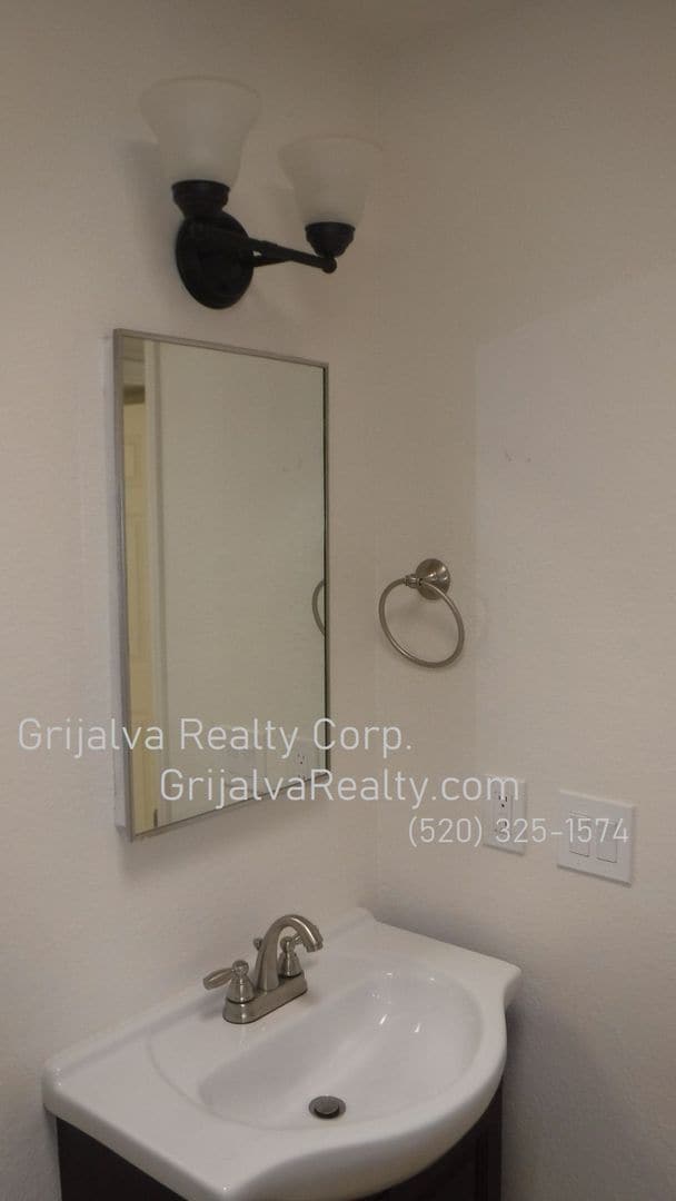 Building Photo - 1550 N 4th Ave