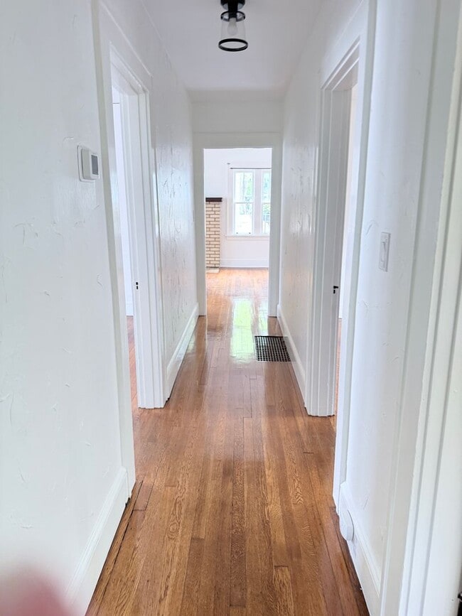 Building Photo - West Asheville Bungalow. 2 bedrooms, 1 bathroom. Great location!