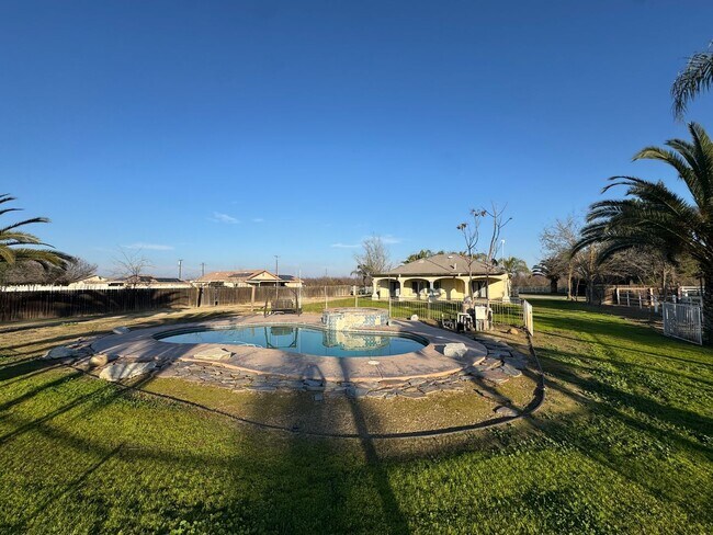 Building Photo - Spacious home with a pool! MOVE IN SPECIAL