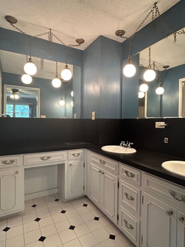 Building Photo - 4/2.5 in Beautiful Warrensville! Lots of S...