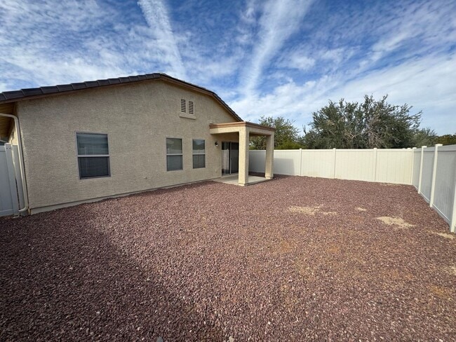 Building Photo - Red Rock Home