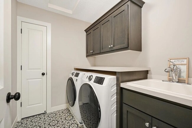Building Photo - Absolutely stunning woodbury property for ...