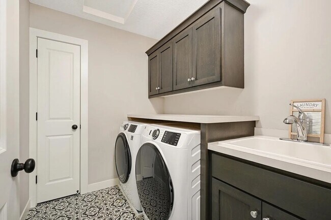 Building Photo - Absolutely stunning woodbury property for lease!