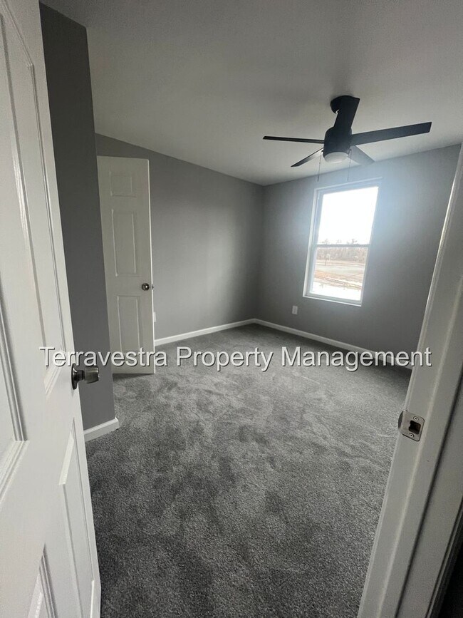 Building Photo - 440-442 S Barber Ave