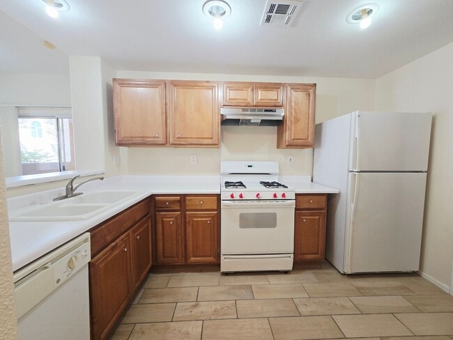 Building Photo - BEAUTIFUL GATED COMMUNITY WITH CLUBHOUSE, COMMUNITY POOL, COMMUNITY SPA, EXERCISE ROOM. FIRST FLO...