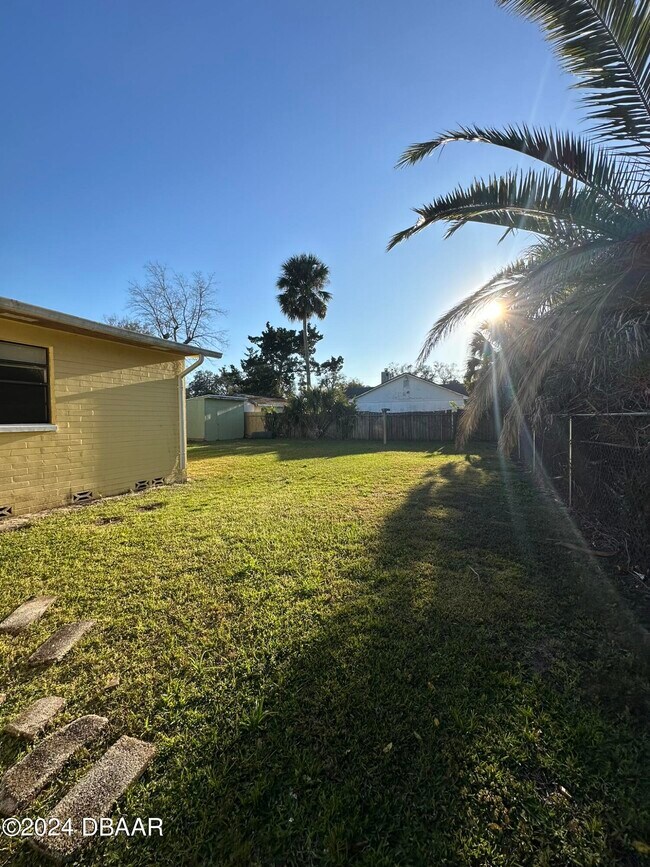 Building Photo - 736 White St