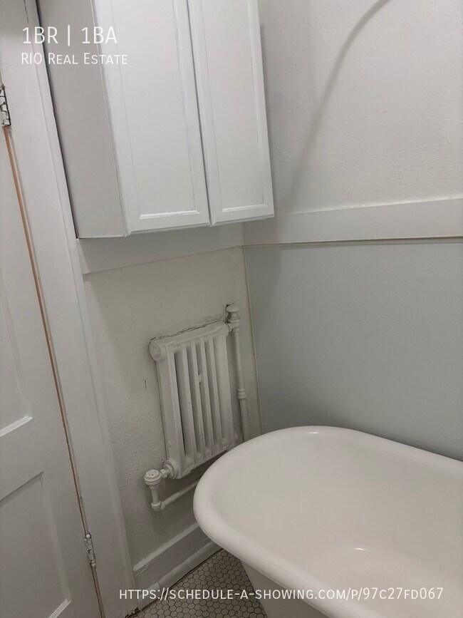 Building Photo - 975 N Washington St