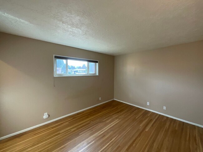 Building Photo - 4 Bedroom Single Story Home Available Near...