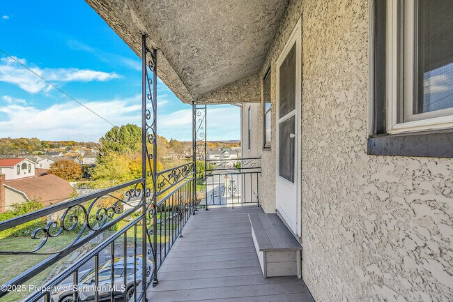 Building Photo - 864 S Main St