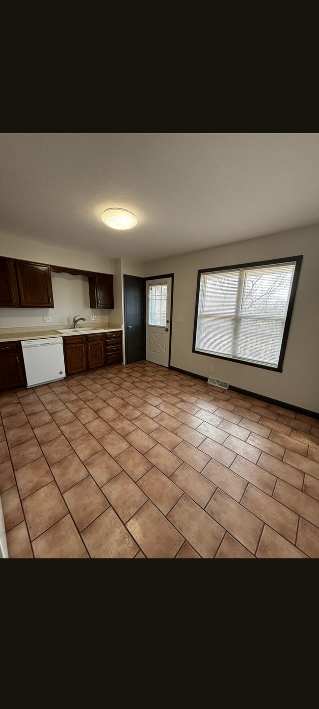 Building Photo - 2408 New Haven Ct