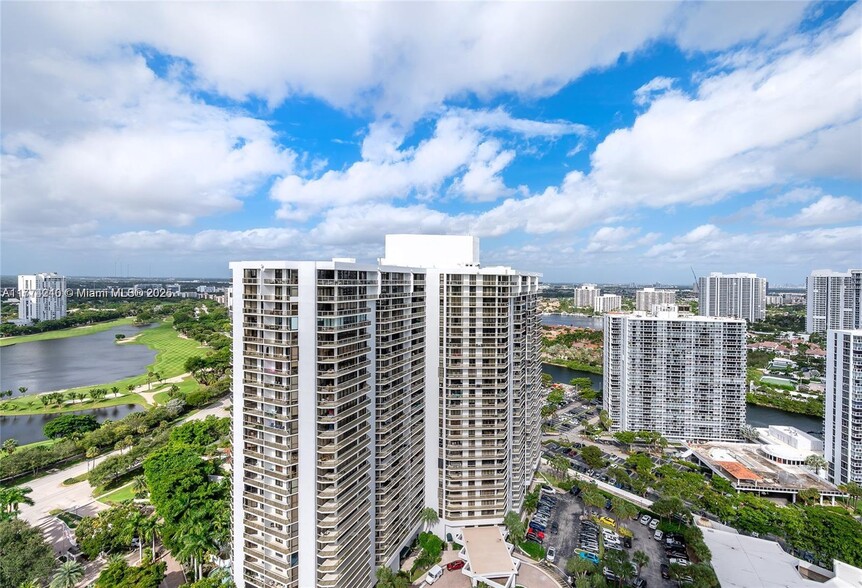 Building Photo - 20201 E Country Club Dr