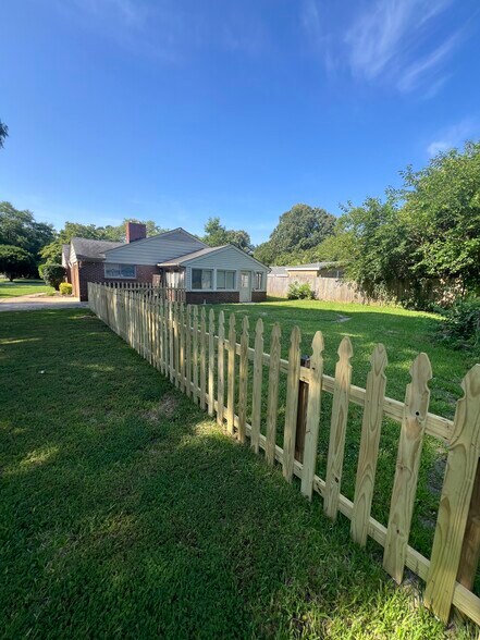 Building Photo - 853 Deary Ln